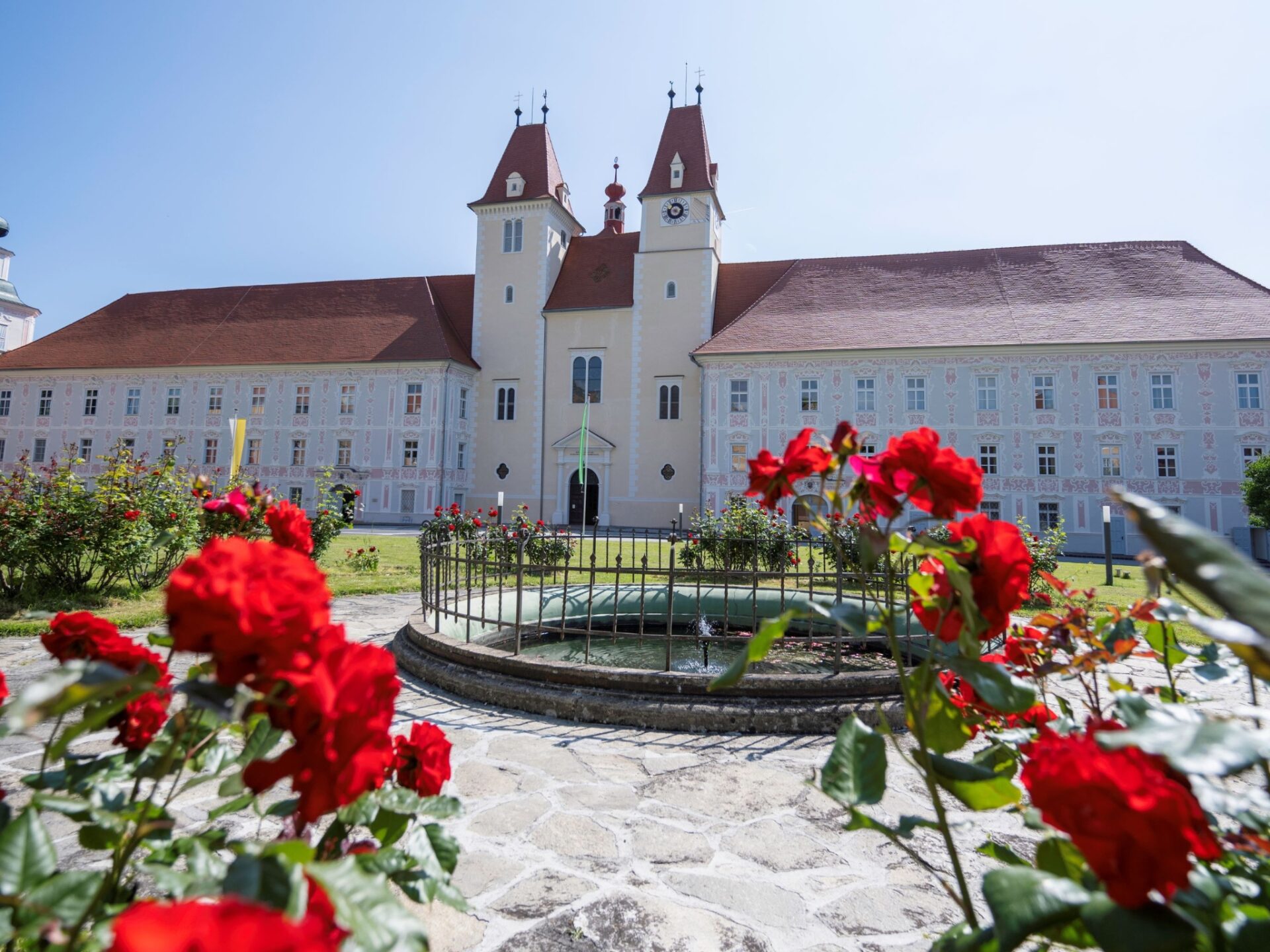 vorau stift mit rosen © oststeiermark tourismus kurt elmleitner vorau stift mit rosen © oststeiermark tourismus kurt elmleitner